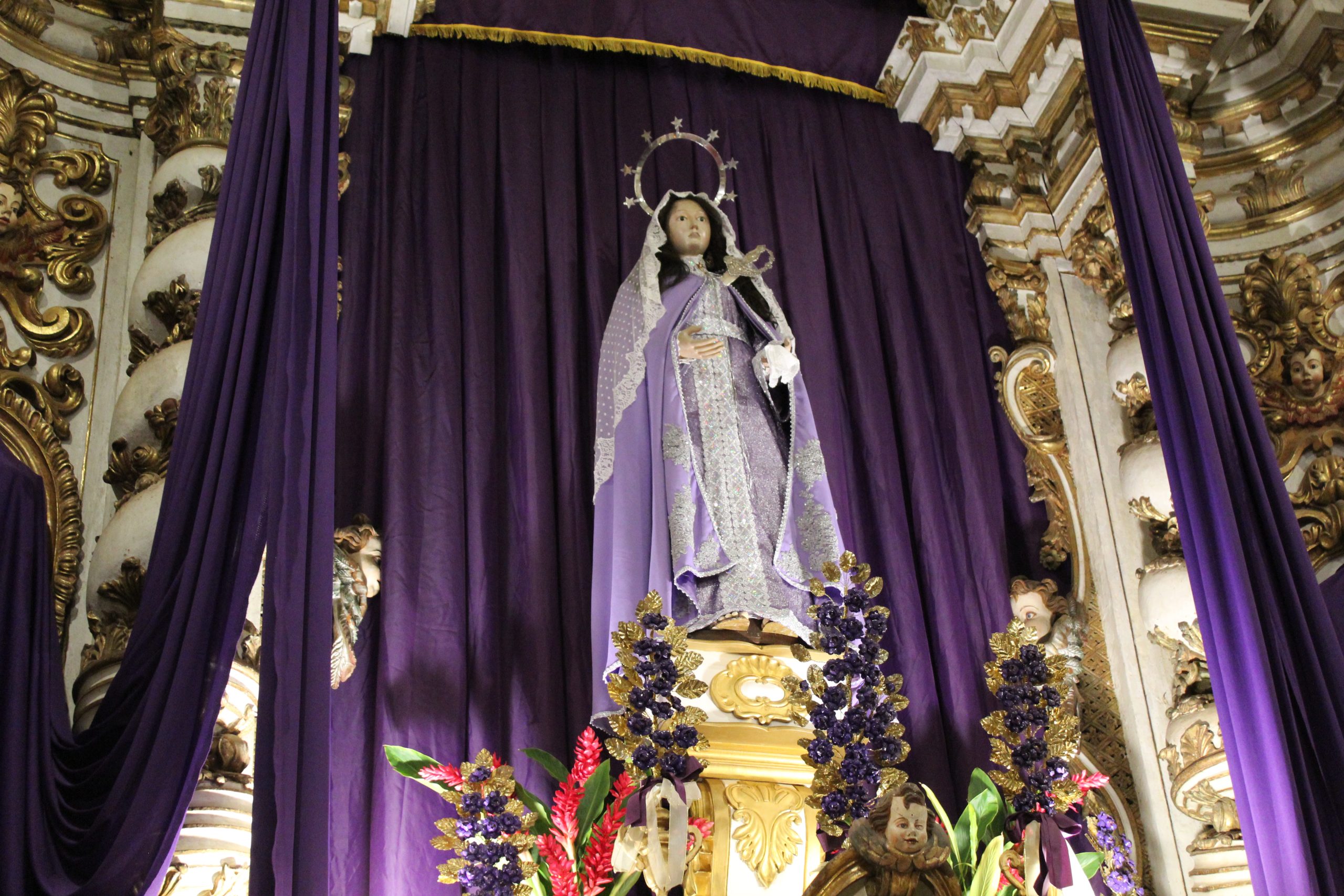 Altar-mor ornamentado para o Setenário das Dores