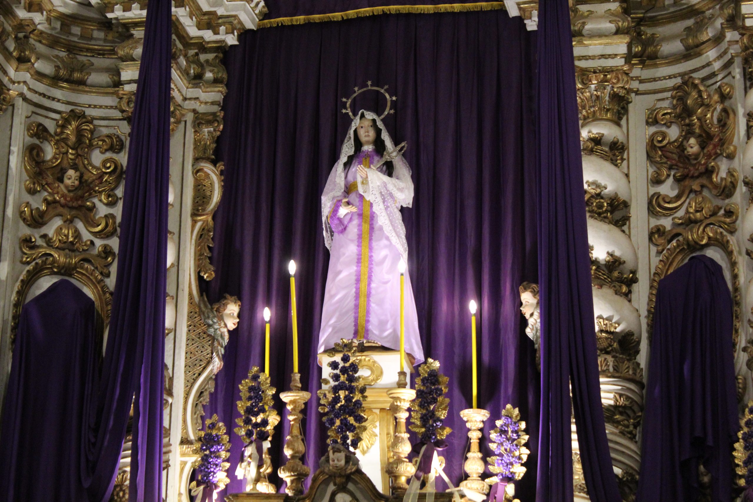 Nossa Senhora das Dores sob o baldaquino dourado