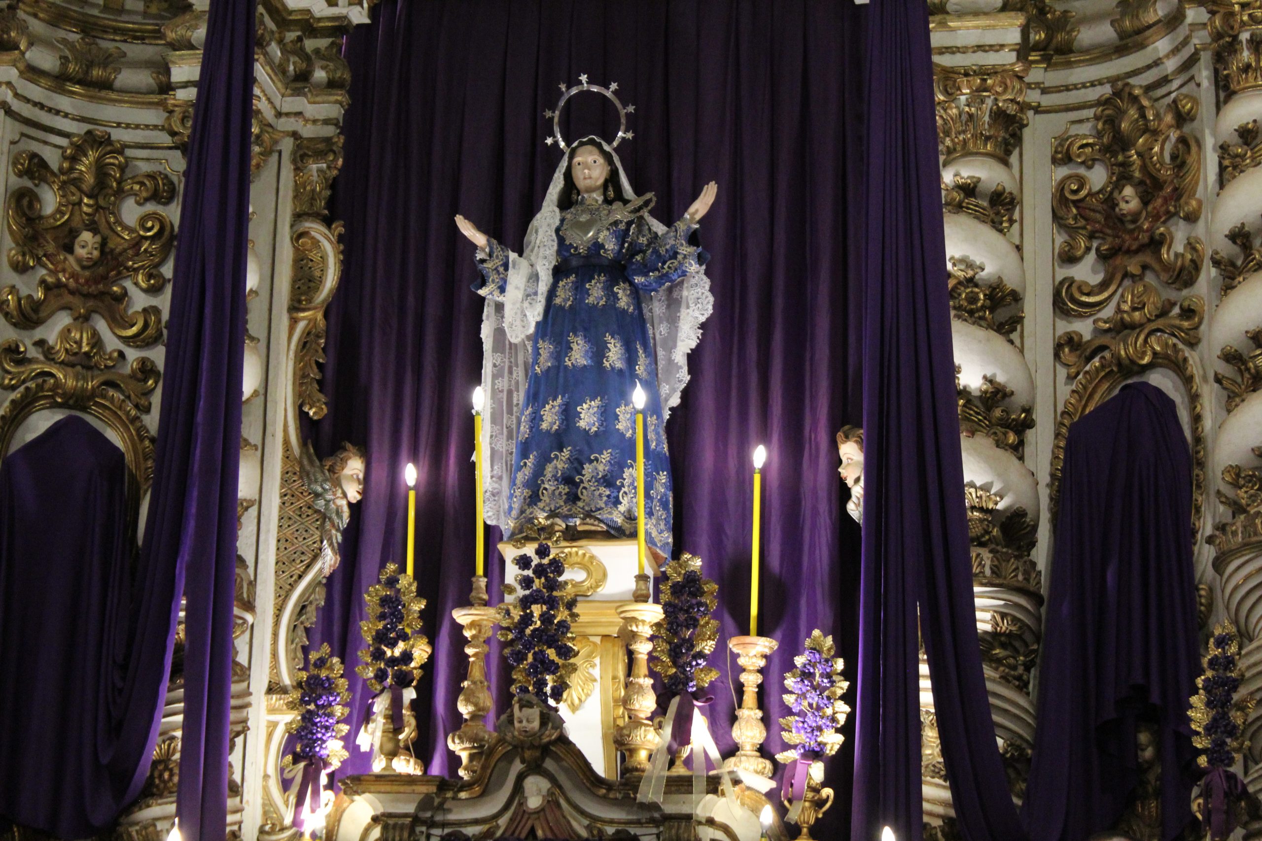 Nossa Senhora das Dores em seu manto negro