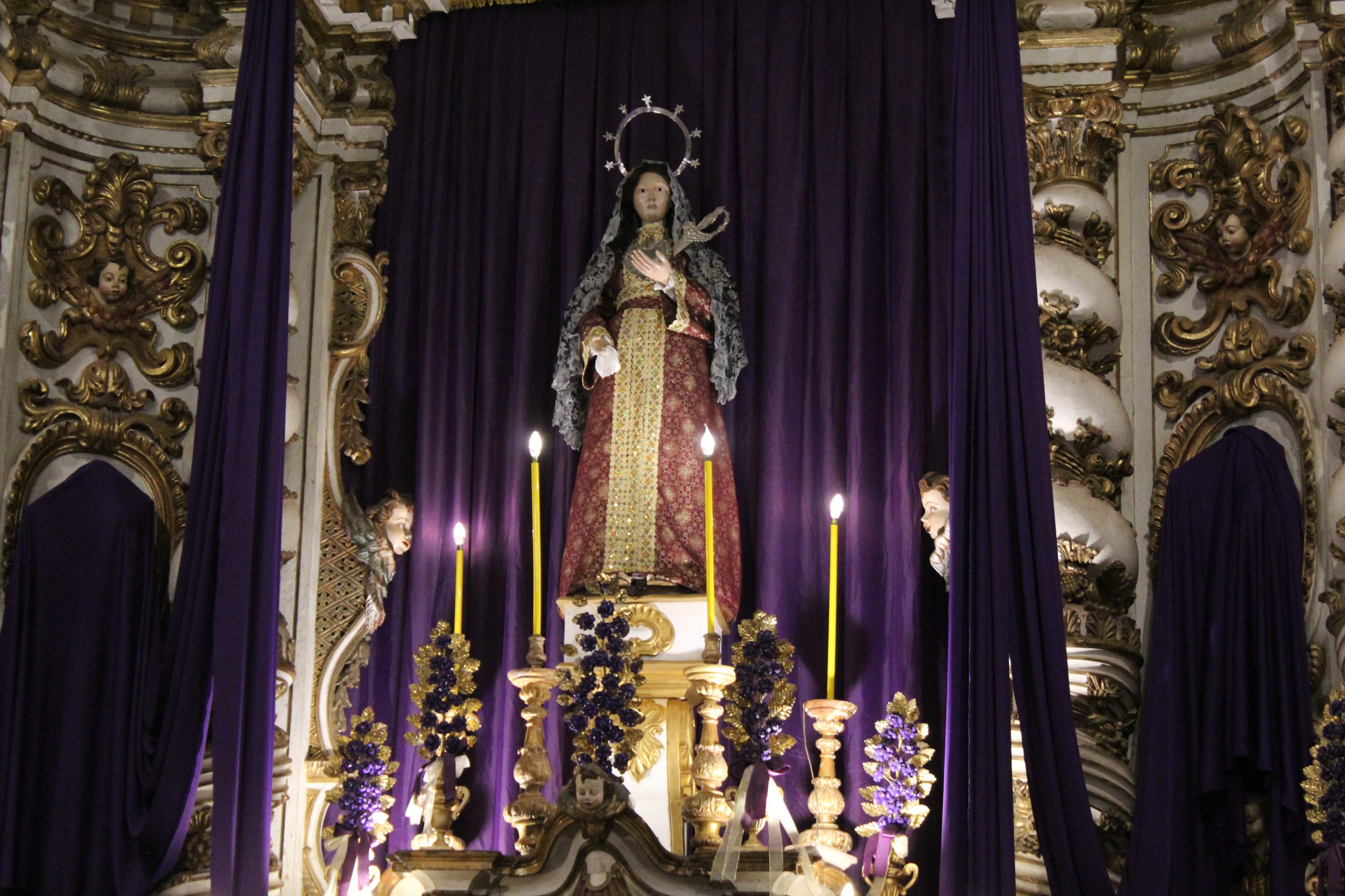 Nossa Senhora das Dores em seu manto negro