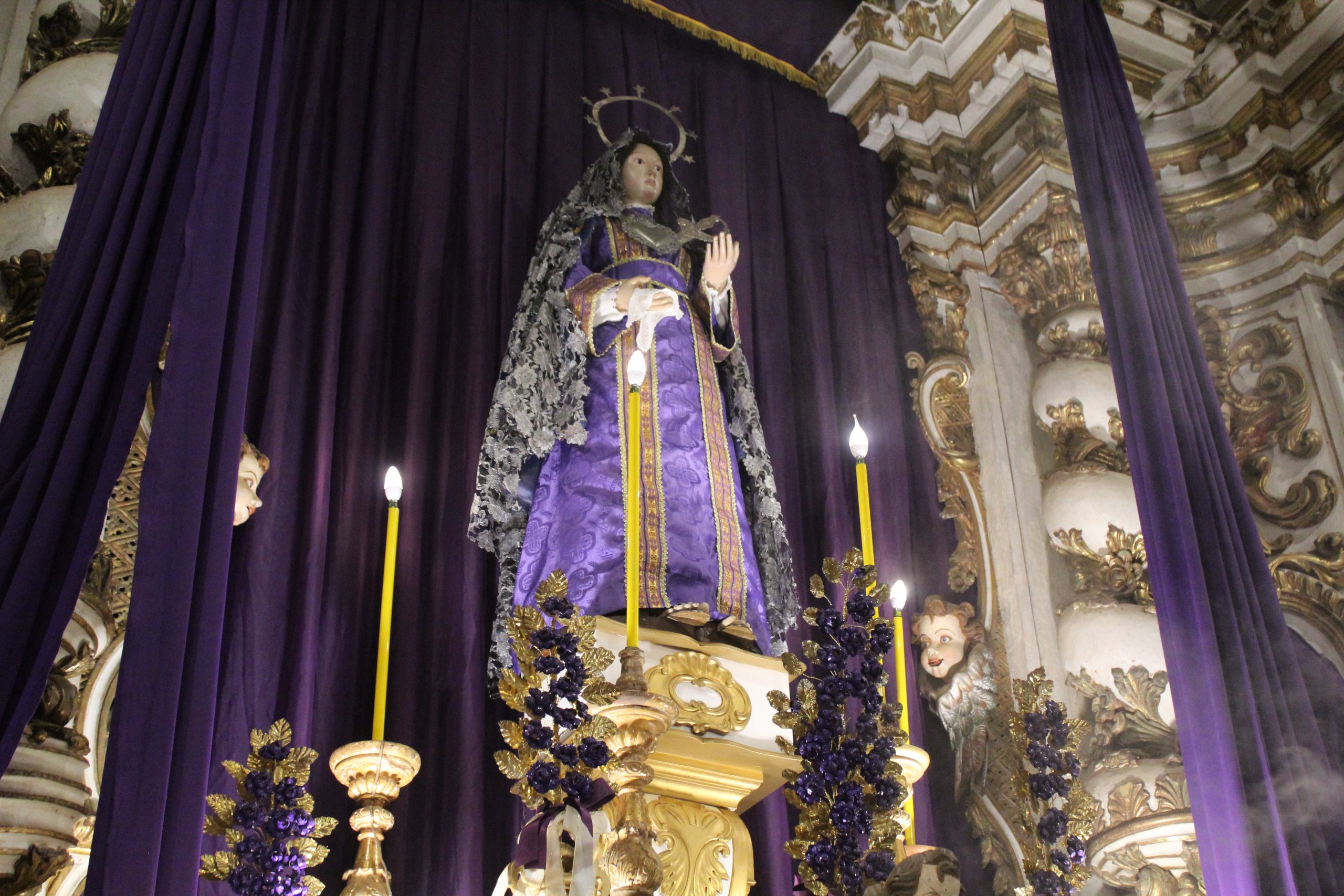 Nossa Senhora das Dores em seu manto negro